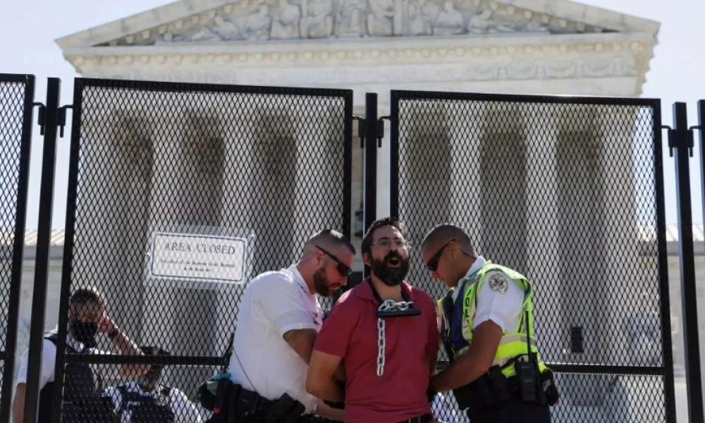 ΗΠΑ: Ακτιβιστής υπέρ των αμβλώσεων αλυσοδέθηκε έξω από το Ανώτατο Δικαστήριο